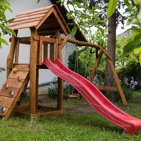 Arnyas Vendeghaz, Fuege Prázdninový dům *